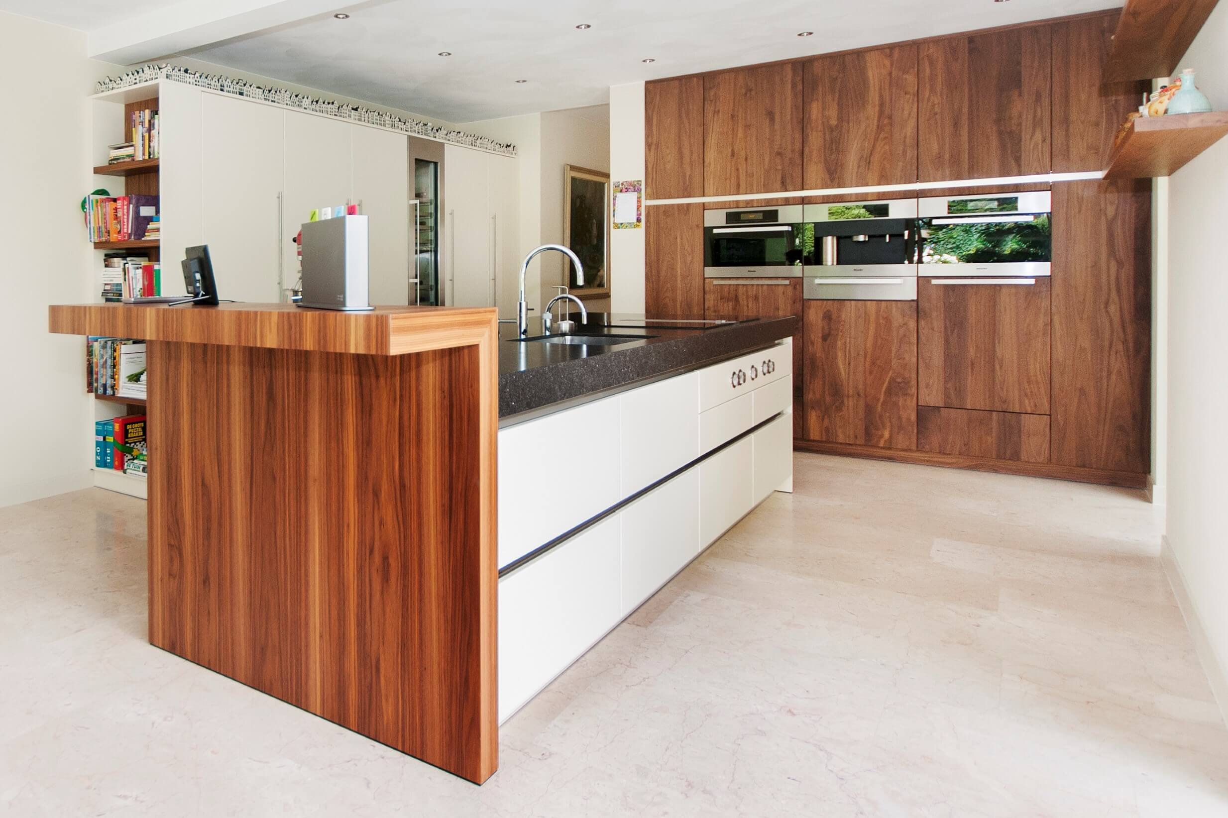 Greeploze moderne keuken icm hout, met Bora professional en Miele apparatuur