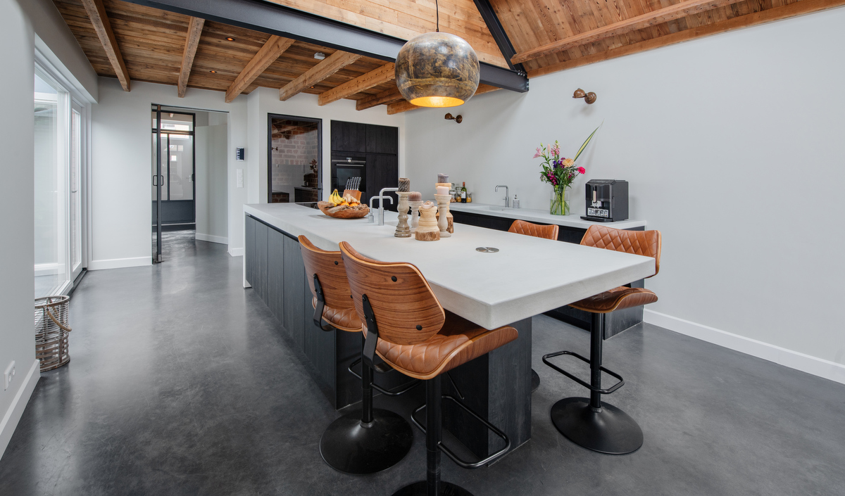 Donker houten keuken met crea-beton werkblad
