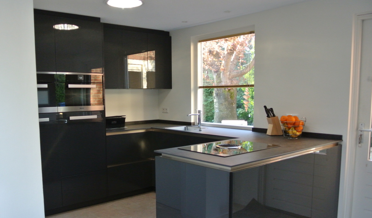 Donker grijze hoogglans keuken met Bora kookplaat en keramisch werkblad