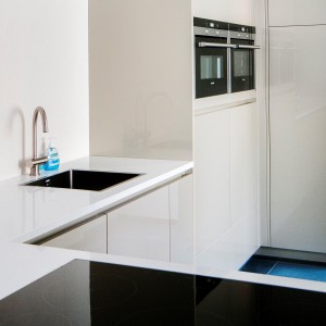 Hoogglans keuken met greeplijst in frontkleur met plafondunit en Siemens apparatuur